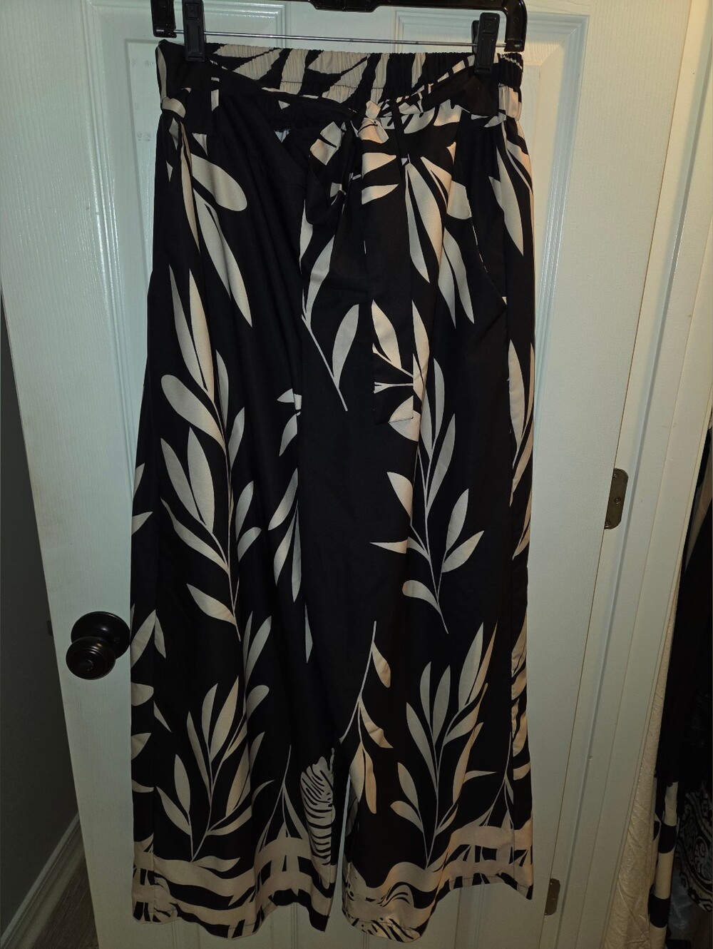 Black & Cream Leaf-Print Women’s Pants With One Shoulder Crop Top